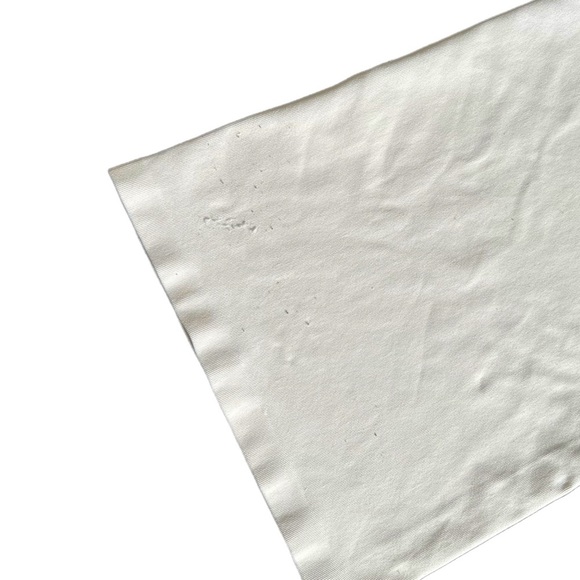 🌸WHITE SHORT SLEEVE TOP WITH CUTOUTS ON SHOULDERS SIZE EXTRA SMALL - Picture 3 of 4